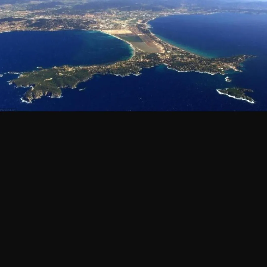 Maison De Vacances A L'Ayguade Classee 3 Etoiles, Climatisee,3Mn A Pied Plage Et Restos ,5Mn Aeroport, 10Mn Gare Hyeres Holiday home